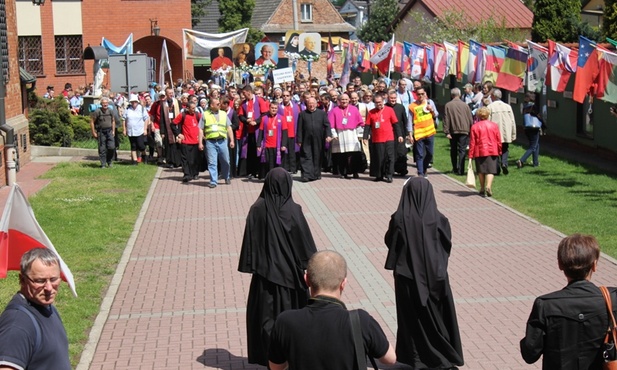 Siostry powitały pielgrzymów przy kaplicy św. Faustyny