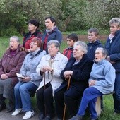 Przed kapliczką w Bogoniowicach