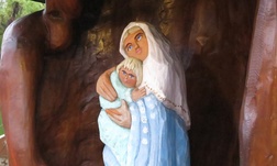 Malowaną figurkę w drewnie wykonał Krzysztof Kufel z Mesznej 350 Litanii i Różańców