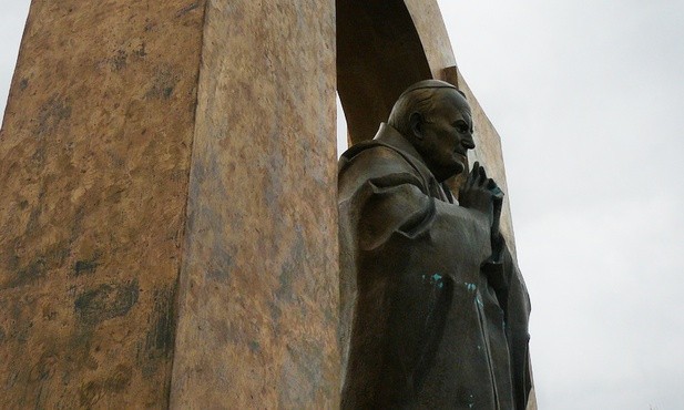Szydło: Zaproponujemy przeniesienie pomnika Jana Pawła II z Francji do Polski