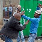 Wstrząsająca scena  przemocy sfotografowana  przez fotoreportera  tygodnika „Sunday Times”
