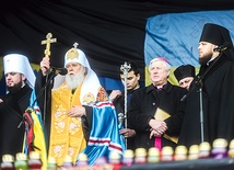 Patriarcha Filaret na kijowskim Majdanie  (luty 2014), gdzie często demonstrowano jedność ukraińskiego chrześcijaństwa. Za patriarchą stoi bp Stanisław Szyrokoradiuk, wówczas biskup pomocniczy w Kijowie, a obecnie ordynariusz charkowsko-zaporoski