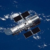 Hubble waży 11 ton, okrąża Ziemię w odległości ponad 600 kilometrów (to o 200 km dalej niż Międzynarodowa Stacja Kosmiczna) i ma kształt walca o długości ponad 13 metrów i średnicy ponad 4. 