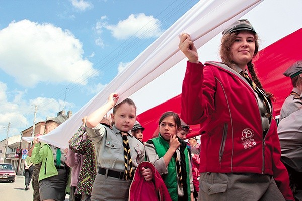 W Skierniewicach 2 maja mieszkańcy ponieśli ulicami kilkunastometrową biało-czerwoną flagę