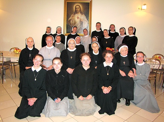  Siostry nazaretanki posługują w dwóch parafiach diecezji – w Rawie Mazowieckiej i Żdżarach