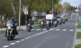  Po Mszy św. motocykliści udali się kawalkadą do Drawska Pomorskiego, a następnie do Złocieńca