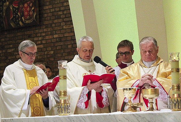  Od lewej jubilaci: ks. Władysław Droździk, ks. Franciszek Płonka i bp Tadeusz Rakoczy