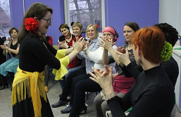  Zajęcia, w czasie których panie mogły spróbować swoich sił w tańcu flamenco, ale i doświadczyć, w czym tkwi prawdziwa wartość kobiety, poprowadziła nauczycielka flamenco Katarzyna Dziurdzik