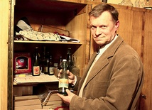  Krzysztof Watracz z butelką po tarnobrzeskiej oranżadzie 