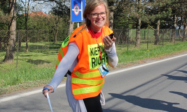 Uśmiech Karoliny zjednywał jej serca nawet bardzo niecierpliwych kierowców, którzy chcieli szybko wyprzedzić pątników