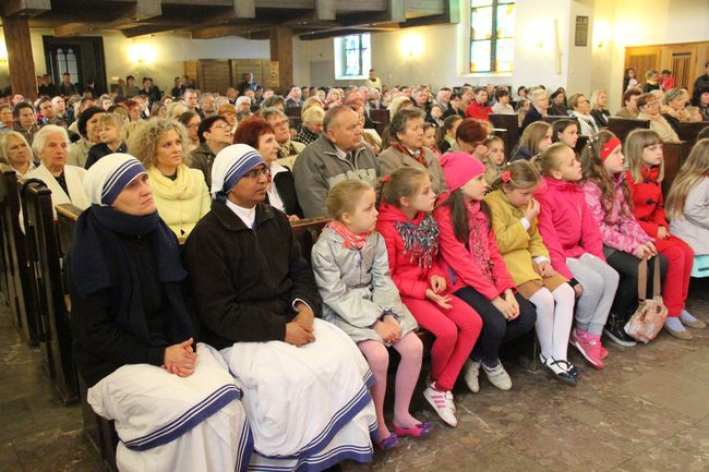 Wprowadzenie relikwii bł. Matki Teresy do kościoła WNMP w Złocieńcu