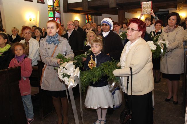 Wprowadzenie relikwii bł. Matki Teresy do kościoła WNMP w Złocieńcu