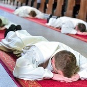  Prostracja – jeden z najmocniejszych znaków podczas święceń