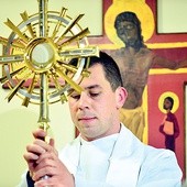  Półgodzinną adorację eucharystyczną ks. Paweł Antosiak zakończył błogosławieństwem