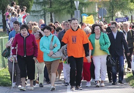  „Żyć godnie to żyć aktywnie wśród ludzi”, „Godność to możliwość pracy”  – m.in. z takimi hasłami przeszli uczestnicy ulicznego happeningu