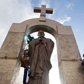  4.05.2015. Francja, Ploermel. Francuski sąd nakazał władzom niewielkiej miejscowości na zachodzie Francji usunięcie pomnika Jana Pawła II, ponieważ uznano, że jego wyeksponowanie w miejscu publicznym było sprzeczne z zasadą laickości. Monument wzniesiono w 2006 roku (zdjęcie pokazuje montaż pomnika). 