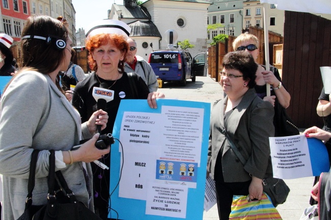 Protest pielęgniarek i położnych na Rynku Głównym