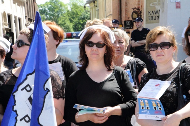 Protest pielęgniarek i położnych na Rynku Głównym