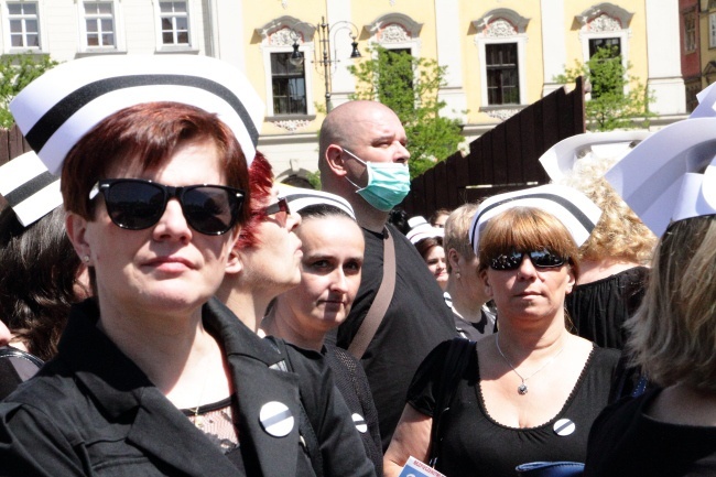 Protest pielęgniarek i położnych na Rynku Głównym