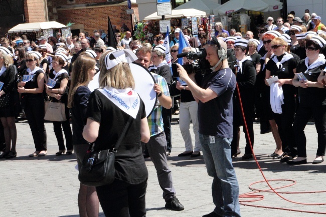 Protest pielęgniarek i położnych na Rynku Głównym