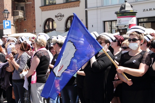 Protest pielęgniarek i położnych na Rynku Głównym