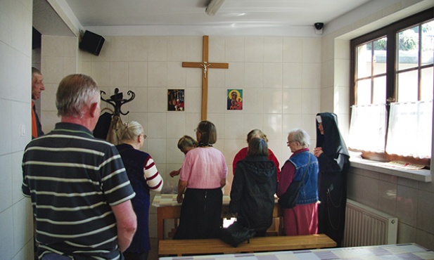 Siostra Edyta codziennie o 11.00 odmawia w jadłodajni Różaniec z niektórymi osobami czekającymi na ciepły posiłek