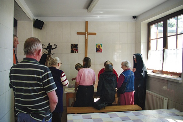  Siostra Edyta codziennie o 11.00 odmawia w jadłodajni Różaniec z niektórymi osobami czekającymi na ciepły posiłek 