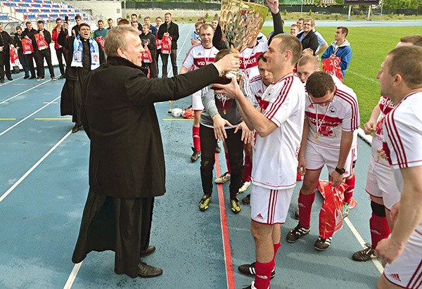 Mistrzowskiego tytułu alumnom z Siedlec gratuluje bp Piotr Turzyński