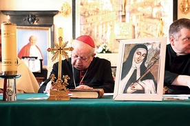  Kard. Stanisław Dziwisz podpisuje dokumenty procesu beatyfikacyjnego Teresy od Jezusa. Na biurku stoi jej portret