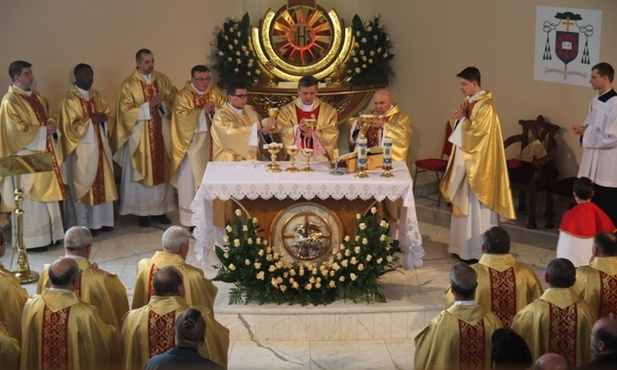 W liturgii konsekracji uczestniczyło kilkudziesięciu kapłanów