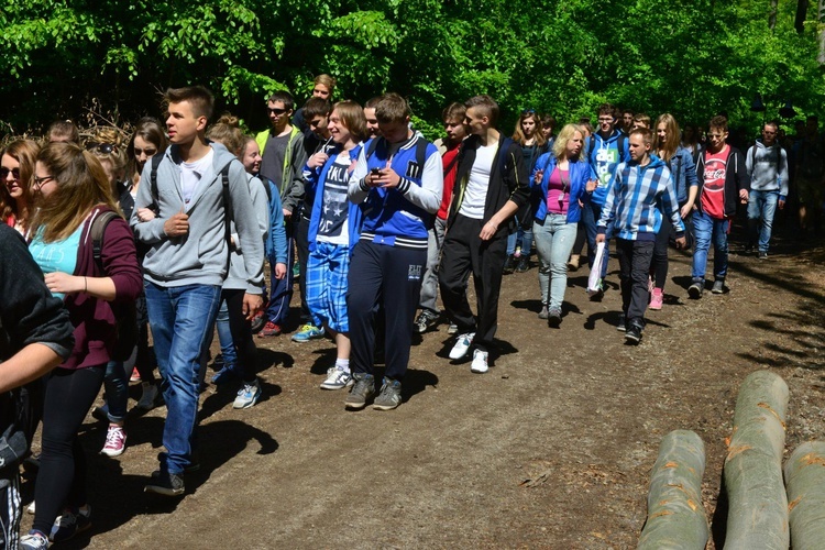 Młodzież w drodze na Chełmiec