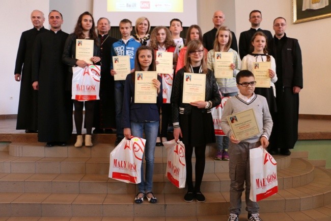 Laureaci z bp. Henrykiem Tomasikiem, ks. Jarosławem Wojtkunem i organizatorami konkursu