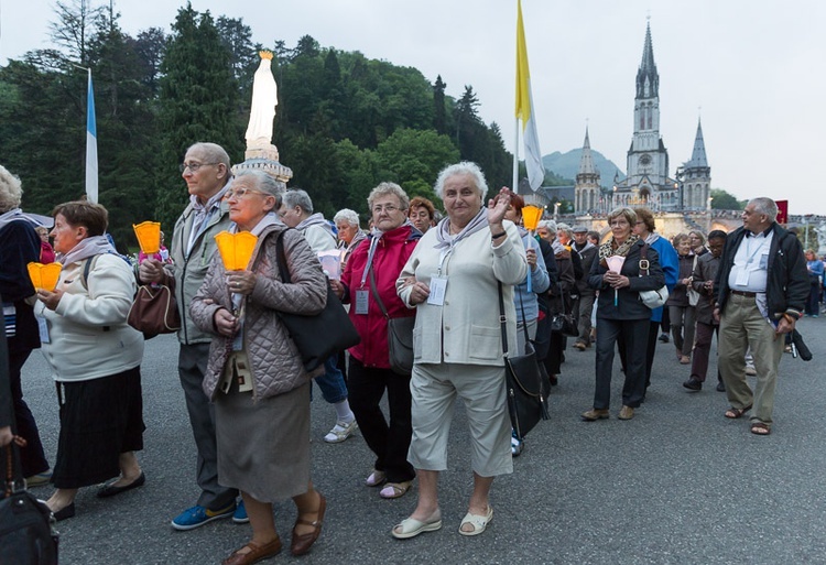 Lourdes, procesja różańcowa