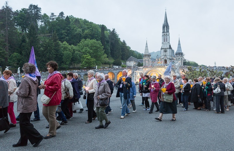 Lourdes, procesja różańcowa