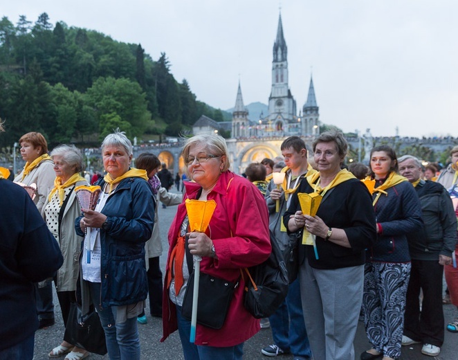 Lourdes, procesja różańcowa