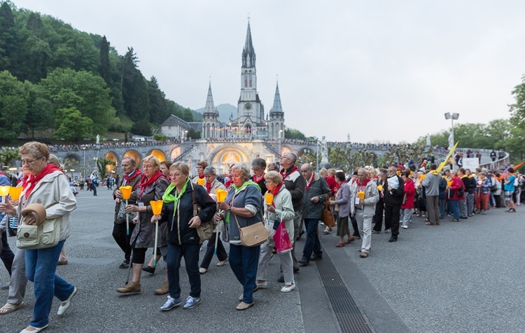 Lourdes, procesja różańcowa