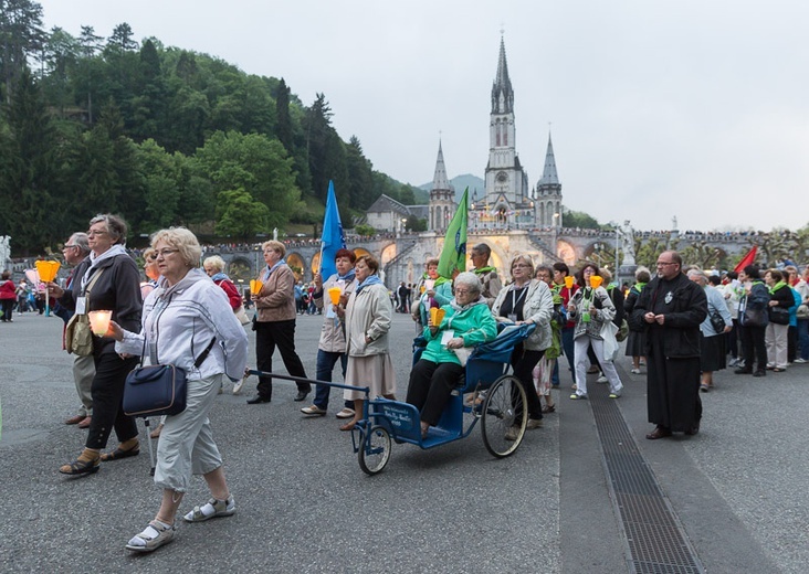 Lourdes, procesja różańcowa