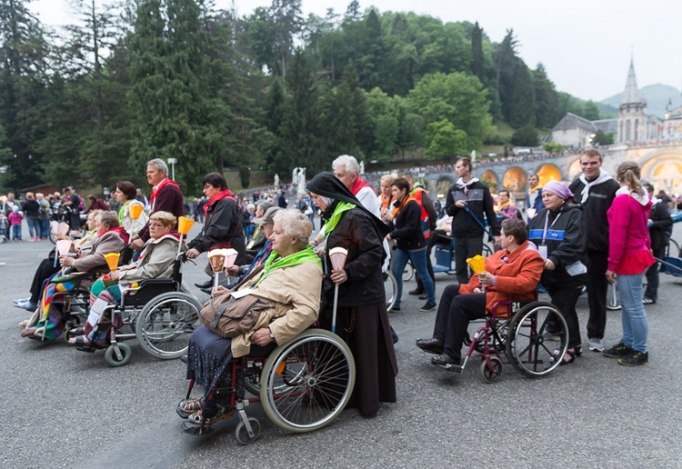 Lourdes, procesja różańcowa