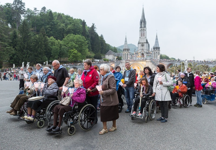 Lourdes, procesja różańcowa