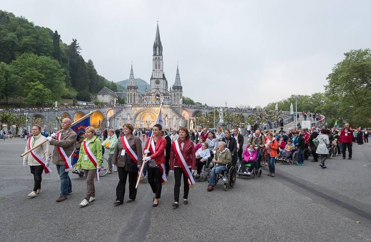 Lourdes, procesja różańcowa