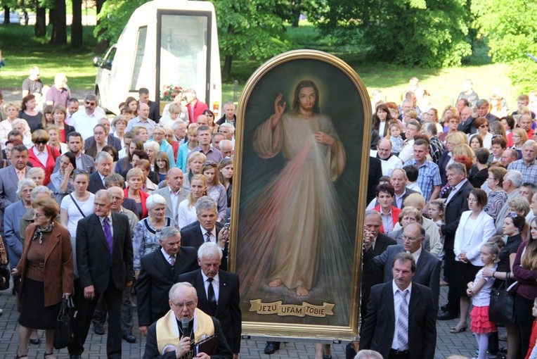 Procesyjne wprowadzenie obrazu Jezusa Miłosiernego do kościoła parafialnego