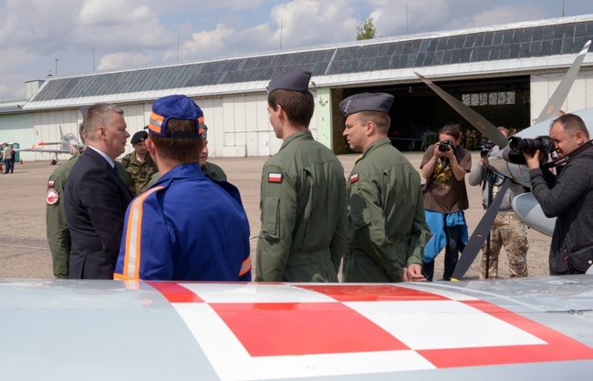 Wicepremier Tomasz Siemoniak na lotnisku w Radomiu