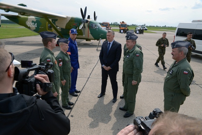 Wicepremier Tomasz Siemoniak na lotnisku w Radomiu