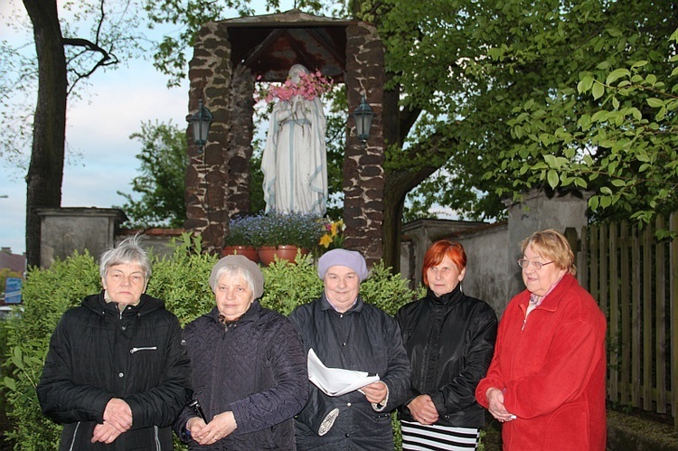 Nieborów. Miejscowe parafianki przy kapliczce obok pałacu Radziwiłłów