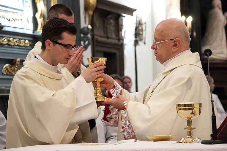 Bp Józef Zawitkowski przekazuje kielich nowo wyświęconemu diakonowi Mateuszowi Wojtczakowi