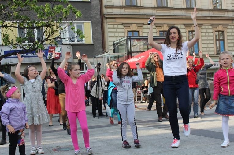 Polonez i tańce lednickie na bielskim Placu Chrobrego 