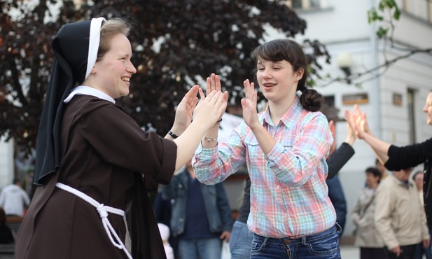 Habit także nie przeszkadzał w żwawych krokach tanecznych!