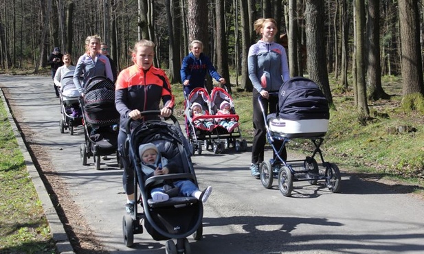 Mama ćwiczy, a maluchy śpią sobie albo oglądają świat z wózka