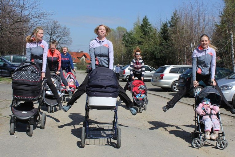 Młode mamy z Bielska-Białej i okolic ćwiczą BuggyGym na Błoniach