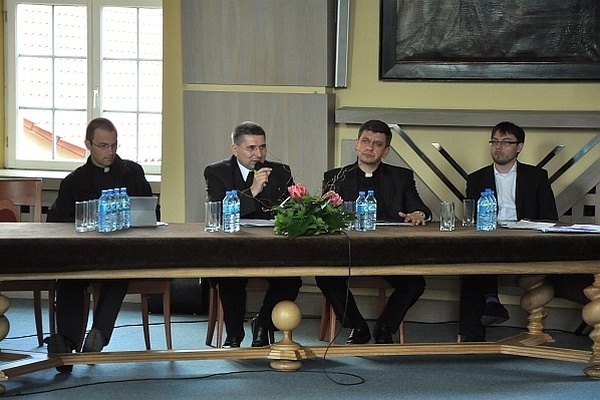 Konferencja "Symbole religijne i narodowe"